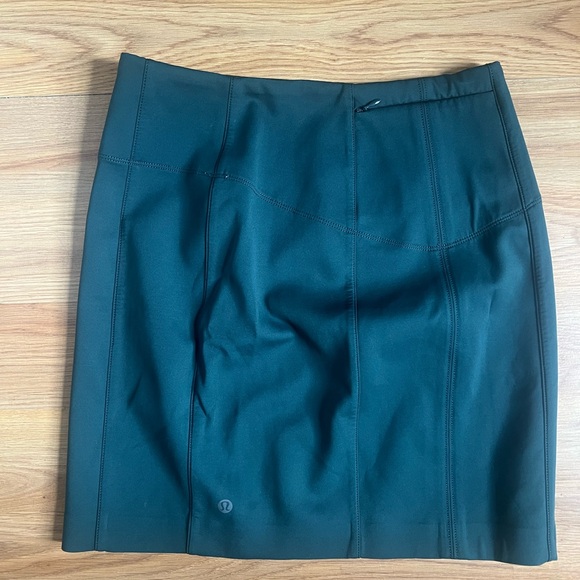 Lululemon Green / Dark Fuel Cityfarer Skirt | Size 8 | Like New - Picture 6 of 9